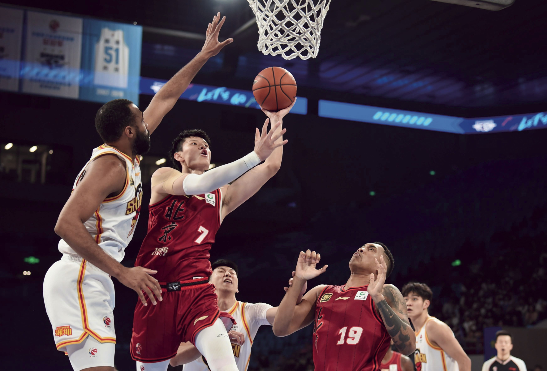 BTi体育-赛场上一幕幕激烈对战，球队全力以赴的简单介绍